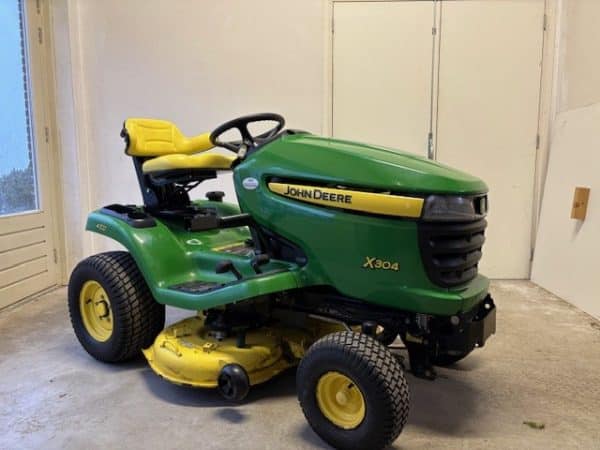 JOHN DEERE X304 4